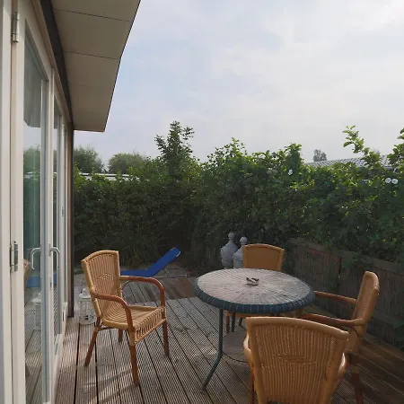 Chalet Recreatiepark Wiringherlant 2
